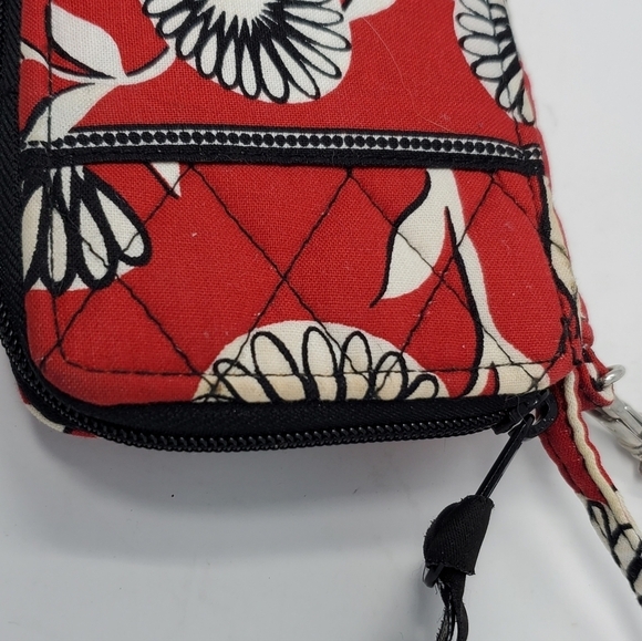 VERA BRADLEY CARRY IT ALL WRISTLET WALLET RED WHITE BLACK DECO DAISY QUILTED - Picture 7 of 12